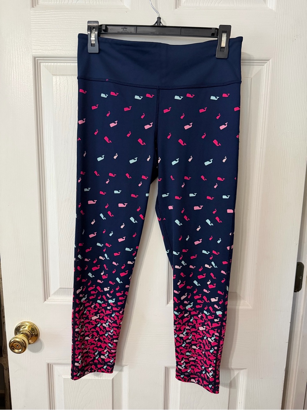 Vineyard Vines Woman’s Scattered Whale Performance Legging in Deep Bay